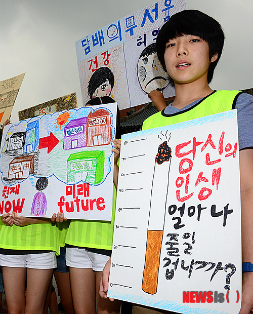 【서울=뉴시스】김기태 기자 = 10일 오후 서울 종로구 일원에서 YMCA 소속 학생들이 자신이 직접 그린 포스터를 들고 청소년에 대한 술과 담배 판매 중단을 촉구하는 캠페인을 벌이고 있다. presskt@newsis.com 
