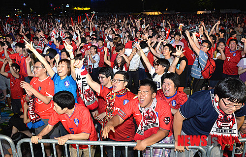 【서울=뉴시스】박문호 기자 = 2012 런던올림픽 한국과 일본의 축구 3·4위전 경기가 열리는 11일 오전 서울 중구 태평로 서울광장에서 응원하는 수 많은 시민이 후반 구자철이 추가골을 넣자 열광하고 있다.&nbsp; go2@newsis.com