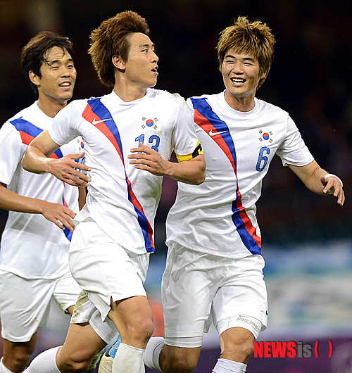 【카디프(영국)=뉴시스】서재훈 기자 = 10일(현지시간) 저녁 영국 카디프 밀레니엄 스타디움에서 런던올림픽 축구 한국 축구 올림픽대표팀과 일본 대표팀과의 3-4위 결정전이 열린 가운데 구자철이 후반 두번째 골을 터뜨리고 환호하고 있다. jhseo@newsis.com