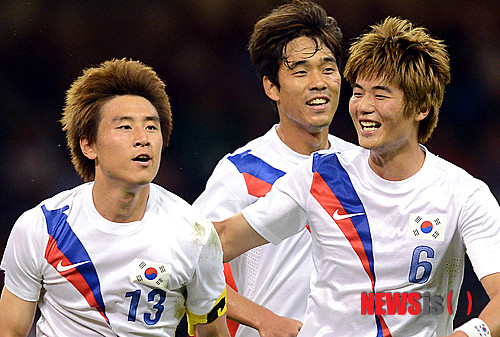 【카디프(영국)=뉴시스】서재훈 기자 = 10일(현지시간) 저녁 영국 카디프 밀레니엄 스타디움에서 런던올림픽 축구 한국 축구 올림픽대표팀과 일본 대표팀과의 3-4위 결정전이 열린 가운데 구자철이 후반 두번째 골을 터뜨리고 환호하고 있다. jhseo@newsis.com