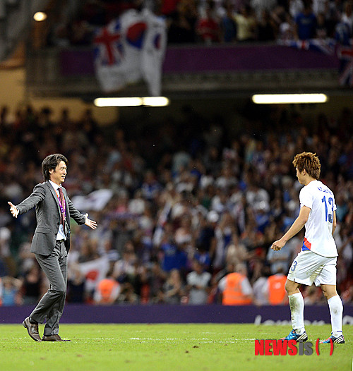 【카디프(영국)=뉴시스】서재훈 기자 = 10일(현지시간) 저녁 영국 카디프 밀레니엄 스타디움에서 런던올림픽 축구 한국 축구 올림픽대표팀과 일본 대표팀과의 3-4위 결정전이 열린 가운데 대한민국이 일본을 2:0으로 완파하고 동메달 획득이 확정되자, 홍명보 감독과 선수들이 환호하고 있다. jhseo@newsis.com