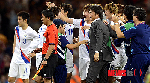 【카디프(영국)=뉴시스】서재훈 기자 = 10일(현지시간) 저녁 영국 카디프 밀레니엄 스타디움에서 런던올림픽 축구 한국 축구 올림픽대표팀과 일본 대표팀과의 3-4위 결정전이 열린 가운데 대한민국이 일본을 2:0으로 완파하고 동메달 획득이 확정되자, 홍명보 감독과 선수들이 환호하고 있다. jhseo@newsis.com