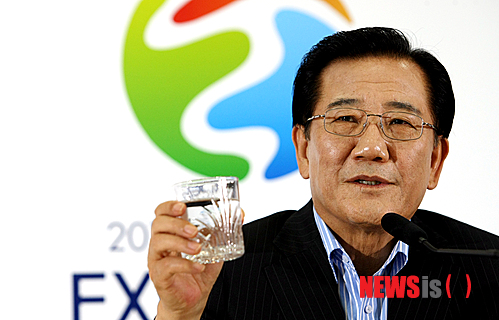 【여수=뉴시스】안현주 기자 = 2012 여수세계박람회(EXPO 2012 YEOSU KOREA·5월12일~8월12일) 폐막을 하루 앞둔 11일 오전 박준영 전남지사가 여수시 덕충동 박람회조직위원회 브리핑룸에서 박람회 성공 개최 성원에 감사하는 특별담화문을 발표하고 있다.&nbsp;&nbsp; ahj@newsis.com