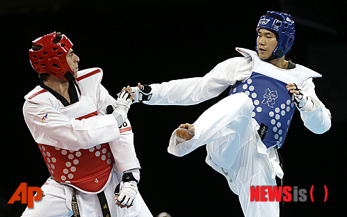 【런던=AP/뉴시스】한국 태권도 국가대표 차동민(청색)이 11일 런던올림픽 남자 태권도 80㎏이상급 8강전에서 터키의 바리 탄리쿨루와 싸우고 있다.
