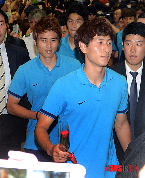 【인천공항=뉴시스】김인철 기자 = 2012 런던올림픽에서 동메달을 획득한 대한민국 축구 올림픽대표팀 구자철과 지동원이 12일 오후 인천공항으로 귀국하고 있다.&nbsp; yatoya@newsis.com