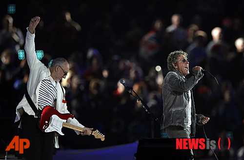 【서울=뉴시스】이재훈 기자 = 런던올림픽 폐막식이 세계적인 뮤직 페스티벌 뺨치는 화려한 라인업을 자랑했다. 12일 밤 9시(현지시간) '영국음악의 향연'을 주제로 펼쳐진 행사에는 과거와 현재를 아우르는 영국의 팝스타들이 총출동했다. 떠오르는 신예 에밀리 산데(25), 팝그룹 '왬' 출신 조지 마이클(49), 전설적인 록밴드 '퀸', 특급 걸그룹 '스파이스 걸스', 1990년대를 풍미한 보이밴드 '테이크 댓', R&B 힙합계의 신성 타이오 크루즈(29), 세계적인 록밴드 '뮤즈', 영국밴드 '오아시스' 출신 밴드 '비디아이', 1960년대 미국을 점령한 밴드 '더 후' 등이다. 가장 '핫'한 산데가 포문을 열었다. 히트곡 '리드 올 어바웃 잇(Read All About It)' 등을 부르며 무대를 달궜다. 산데가 노래하는 동안 무대 위 화면에는 런던올림픽 참가선수들의 영상이 상영됐다. 특히 여자 펜싱 에페 개인전에서 심판의 오심으로 인한 '1초 논란'의 주인공 신아람(26·계룡시청)이 눈물을 흘리는 모습이 눈길을 끌었다. 마이클이 히트곡 '프리덤 90'를 부르며 분위기를 띄웠다. 퀸의 무대도 볼거리였다. 1991년 사망한 보컬 프레디 머큐리(1946~1991)가 영상으로 되살아났다. 스페인의 오페라 가수 몽세라 카바예(79)과 함께 1992년 바르셀로나올림픽 주제곡 '바르셀로나'를 녹음한머큐리는 후천성면역결핍증(AIDS)으로 바르셀로나올림픽 무대에 오르지 못했다. 머큐리의 빈자리는 영국 팝계의 샛별 제시 제이(24)가 채웠다. 퀸의 기타리스트 브라이언 메이(65), 드러머 로저 테일러(63)와 함께 퀸의 명곡 '위 윌 록 유(We Will Rock You)'를 선사하며 공연을 절정으로 치닫게 했다. 공연 도중 영국 록의 또 하나의 전설인 그룹 '비틀스'의 존 레넌(1940~1980) 역시 평화를 기원하는 자신의 곡 '이매진'을 배경으로 영상 속에 등장했다. 이번 올림픽 무대를 위해 2007년 월드투어 이후 5년 만에 한 무대에 오른 스파이스걸스가 하이라이트였다. 영국의 검정 택시 '블랙 캡'을 타고 나타난 스파이스걸스는 '워너 비' 등을 통해 녹슬지 않은 기량을 뽐냈다. 영국의 축구스타 데이비드 베컴(37·LA갤럭시)의 부인인 빅토리아 베컴(38)은 전성기 못지 않은 몸매를 과시하며 눈길을 사로잡았다. 국내에서도 인기가 높은 뮤즈는 런던올림픽 주제곡 '서바이벌'을 들려주며 관중을 열광시켰다. 비디아이와 테이크댓도 뜨거운 무대를 이어갔다. 관록의 록밴드 더후가 공연의 마지막을 장엄하게 장식했다. 이날 폐막 공연은 서양 대중음악의 중심으로 통하는 영국 팝문화의 힘을 여실히 느낄 수 있는 무대였다. 나오미 캠벨(42), 케이트 모스(38) 등 영국출신 슈퍼모델들이 패션쇼를 선보이기도 했다. realpaper7@newsis.com