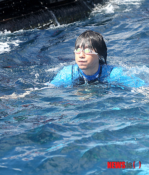 【을릉도=뉴시스】김기태 기자 = 광복절을 하루 앞둔 14일 오전 경북 을릉도 인근 동해상에서 8.15기념 독도횡단프로젝트가 진행되고 있는 가운데 김장훈이 독도를 향해 수영을 하고 있다. 8.15 독도 횡단 프로젝트는 김장훈,송일국, 한국홍보전문가 서경덕씨, 락그룹 피아, 한국체육대학교 학생들이 함께 릴레이 형식으로 진행한다.&nbsp;&nbsp;&nbsp; presskt@newsis.com