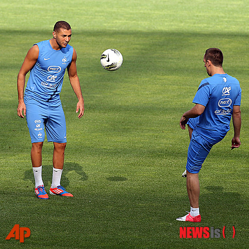 【르아브르(프랑스)=AP/뉴시스】카림 벤제마(25·레알마드리드·왼쪽)와 프랭크 리베리(29·바이에른뮌헨)가 15일(한국시간) 프랑스 서부 르아브르에 있는 훈련장에서 연습을 하고 있다. 프랑스는 16일 우루과이와 친선전을 치른다.