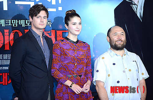 【서울=뉴시스】박상훈 기자 = 16일 오후 서울 성동구 CGV 왕십리점에 열린 영화 '링컨:뱀파이어 헌터' 시사회에서 주연배우 벤자민 워커, 메리 엘리자베스 윈스티드와 티무르 베크맘베토브 감독이 포즈를 취하고 있다.&nbsp;&nbsp; hyalinee@newsis.com