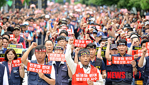 【서울=뉴시스】홍찬선 기자 = 한진그룹이 한국항공우주산업(KAI) 인수에 나선 가운데 16일 오후 서울 영등포구 여의도 산업은행 앞에서 열린 한국항공우주산업노조 매각저지 위한 상경집회에서 노조원들이 피켓을 들고 구호를 외치고 있다. mania@newsis.com