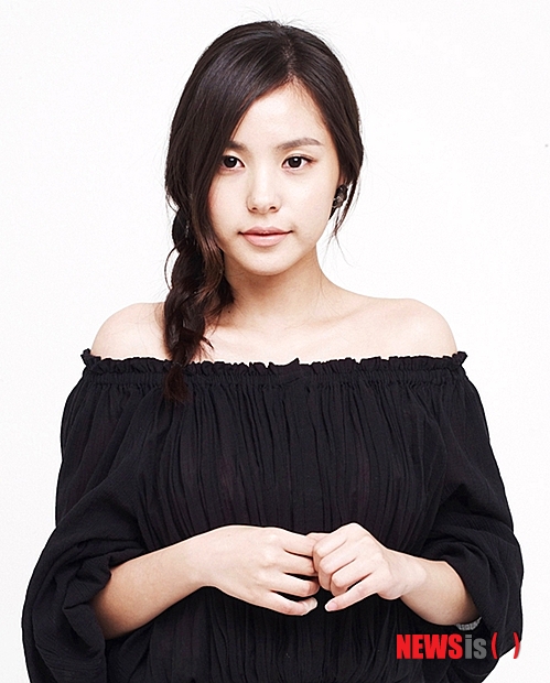 【서울=뉴시스】유상우 기자&nbsp; ○…탤런트 겸 가수 민효린(26)이 코스메틱 브랜드 '토리모니'의 모델이 됐다.&nbsp; 16일 소속사 스타폭스에 따르면 민효린은 앞으로 1년간 한국과 아시아 전역을 담당하는 토니모리의 얼굴로 활동한다. 토니모리 측은 "민효린은 순수함과 도시적인 매력을 모두 갖춘 배우"라며 "앞으로 토니모리의 모델로 한국과 아시아 전역에서 활동하게 될 것"이라고 전했다.&nbsp; 한편, 민효린은 최근 영화 '바람과 함께 사라지다'에 출연했다. 개봉 8일 만에 220만명이 봤다.&nbsp; ○…탤런트 소지섭(35)이 위니아만도 '딤채'의 새 얼굴로 나선다.&nbsp; 위니아만도 측은 "소지섭은 '소간지'라는 별명이 있을 만큼 패션 감각이 뛰어나고 다양한 연령층에서 호감도가 높은 배우"라고 밝혔다.&nbsp; 주방 가전 광고에서 남성을 모델로 쓴 것은 2005년부터다. 위니아만도가 탤런트 지진희를 딤채 모델로 내세웠다. 딤채는 지진희, 현빈에 이어 2010년 소지섭·유승호, 지난해 조인성 등이 광고했다.&nbsp; swryu@newsis.com 