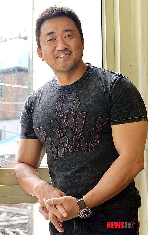 【서울=뉴시스】김영욱 기자 = 영화 '이웃사람'의 배우 마동석이 16일 서울 종로구 삼청동 한 카페에서 뉴시스와 인터뷰에 앞서 포즈를 취하고 있다. mirage@newsis.com