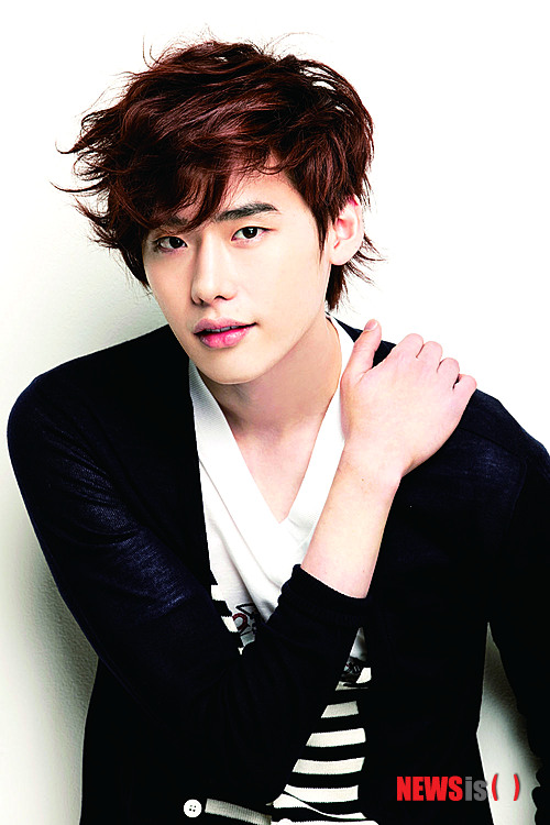 【서울=뉴시스】박영주 기자 = 탤런트 이종석(23)이 KBS 2TV 드라마 스페셜 ‘내가 가장 예뻤을때’에 캐스팅됐다.&nbsp; 아픈 여자친구를 간호하다가 진정한 사랑을 알게 되며 성장하는 공대생 ‘윤정혁’을 연기한다.&nbsp; 이종석은 “좋은 작품에 참여하게 돼 기쁘다. 순정파 ‘윤정혁’을 기대해달라”고 청했다.&nbsp; ‘내가 가장 예뻤을 때’는 26일 밤 11시45분에 방송된다.&nbsp; gogogirl@newsis.com