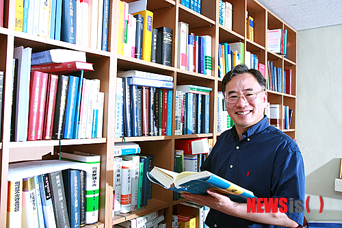 【전주=뉴시스】김운협 기자 = 전북대학교 법학전문대학원 김민중 교수의 저서 '의료의 법률학(신론사)'이 문화체육관광부 '2012년 우수학술도서'에 선정된 가운데 김 교수가 17일 연구실에서 기념 촬영을 하고 있다. (사진=전북대학교 제공) photo@newsis.com