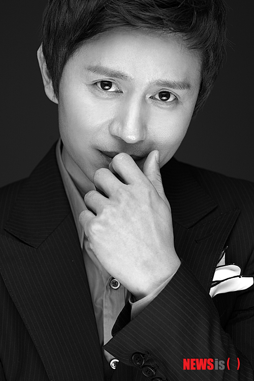 【서울=뉴시스】박영주 기자 = 짙은 눈, 작은 얼굴의 김민종(40)은 SBS TV '신사의 품격'에 친구 장동건(40)과 함께 출연하면서 '미남' 타이틀을 순순히 넘겨야 했다. 대신 열여덟살이나 어린 '임메아리' 윤진이(22)와 호흡을 맞추는 복을 누렸다. 어느 설문조사에서 이 드라마의 꽃중년 넷 중 가장 결혼하고 싶은 남자 1위로 손꼽히며 장동건, 김수로(42), 이종혁(38)을 앞서기도 했다.&nbsp; gogogirl@newsis.com