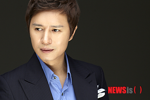 【서울=뉴시스】박영주 기자 = 짙은 눈, 작은 얼굴의 김민종(40)은 SBS TV '신사의 품격'에 친구 장동건(40)과 함께 출연하면서 '미남' 타이틀을 순순히 넘겨야 했다. 대신 열여덟살이나 어린 '임메아리' 윤진이(22)와 호흡을 맞추는 복을 누렸다. 어느 설문조사에서 이 드라마의 꽃중년 넷 중 가장 결혼하고 싶은 남자 1위로 손꼽히며 장동건, 김수로(42), 이종혁(38)을 앞서기도 했다.&nbsp; gogogirl@newsis.com