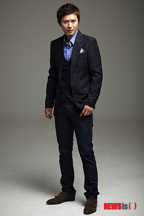 【서울=뉴시스】박영주 기자 = 짙은 눈, 작은 얼굴의 김민종(40)은 SBS TV '신사의 품격'에 친구 장동건(40)과 함께 출연하면서 '미남' 타이틀을 순순히 넘겨야 했다. 대신 열여덟살이나 어린 '임메아리' 윤진이(22)와 호흡을 맞추는 복을 누렸다. 어느 설문조사에서 이 드라마의 꽃중년 넷 중 가장 결혼하고 싶은 남자 1위로 손꼽히며 장동건, 김수로(42), 이종혁(38)을 앞서기도 했다.&nbsp; gogogirl@newsis.com