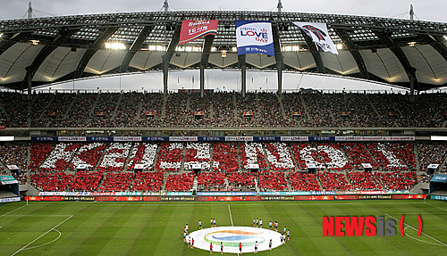 【서울=뉴시스】고범준 기자 = 18일 오후 서울월드컵경기장에서 열린 현대 오일뱅크 K리그 2012 FC 서울과 수원 삼성의 슈퍼매치에서 관중들이 K리그 NO.1이라는 카드섹션을 펼쳐 보이고 있다. (사진=FC 서울 제공) photo@newsis.com