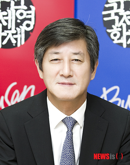 【부산=뉴시스】강재순 기자 = 20일 동서대학교 임권택영화예술대학 학장으로 임명된 이용관 부산국제영화제 집행위원장. (사진=동서대 제공)&nbsp;&nbsp; kjs0105@newsis.com 