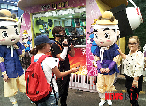 【충주=뉴시스】이병찬 기자 = 충북 충주시 무학시장과 자유시장의 DJ삼돌이와 장돌뱅이 삼돌이가 충주 전통시장 명물로 떠오르고 있다. 사진은 지난 19일 한 방송사와 인터뷰를 하고 있는 삼돌이들.(사진=충주시 제공) photo@newsis.com