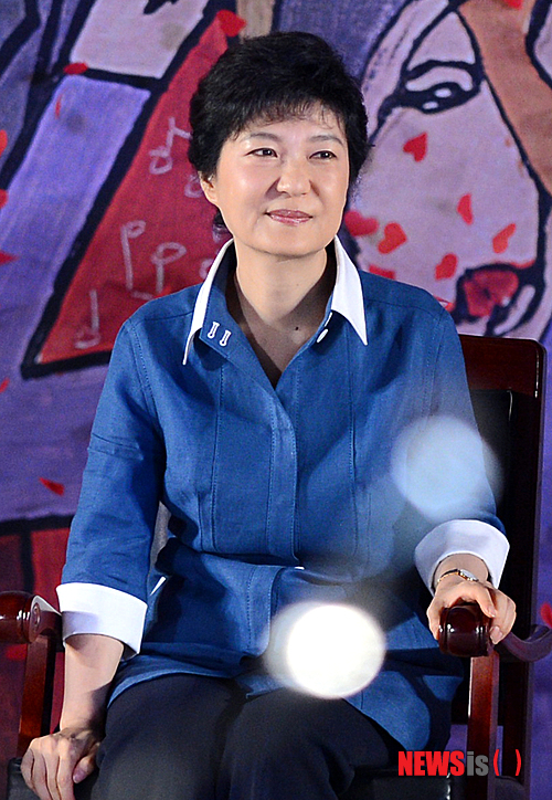 【고양=뉴시스】조성봉 기자 = 20일 오후 경기도 고양시 일산 킨텍스에서 열린 새누리당 제 18대 대통령 후보자 지명 전당대회에 박근혜 후보가 당선자로 발표되는 순간 미소를 짓고 있다.&nbsp; suncho21@newsis.com