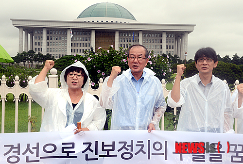 【서울=뉴시스】조성봉 기자 = 21일 오전 서울 여의도 국회 앞에서 열린 사회연대를 위한 2012년 대선운동 제안 기자회견에 진보신당 창당 준비위원회 홍세화(가운데) 대표를 비롯한 참가자들이 구호를 외치고 있다. 진보신당 창당준비위는 진보좌파 공동 대선운동본부를 구성하고, 민중 선거인단 완전경선제를 제안할 것을 진보진영에 제안했다.&nbsp; suncho21@newsis.com