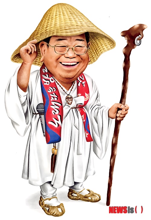 【서울=뉴시스】김정환 기자 = '85세 청년' 송해의 '빅 쇼'가 추석 연휴를 기점으로 전국을 달군다.&nbsp; 지난해 9월 12, 13일 서울 장충체육관에서 선보인 '송해 빅쇼'는 1년간 대구 부산 전주 대전 창원 광주 안동 울산 의정부 수원 제주 등지로 이어지는 전국 투어를 성공적으로 마쳤다.&nbsp; 올해 시즌2는 '노래하는 팔도유람 송삿갓'이 주제다. 추석연휴인 9월30일과 10월1일 2회(오후 3·7시)씩 총 4회에 걸쳐 서울 세종문화회관 대극장 무대에 오른다. 이후 내년 설까지 다시 전국을 순회한다.&nbsp; MC는 허참이다. 코미디언 엄용수 변아영 김보화, 가수 김용임 신유 금잔디 등이 힘을 보탠다. KBS 예능PD 출신 이상흡 감독이 연출한다.&nbsp; 송해는 남원 광한루, 제주, 경주 불국사, 목포 등 명승을 무대배경으로 '성춘향전' '제주해녀' '자갈치 아지매' '목포의 눈물' 등을 뮤지컬로 선보인다.&nbsp; 제작사는 "지난해 '송해빅쇼' 시즌1이 송해 본인의 일대기를 조명했다면, '노래하는 팔도유람 송삿갓'은 각 지역의 상징을 소재로 새로운 스토리텔링 작업을 한 것"이라면서 "실버 공연문화 창출의 선두주자임을 확신한다"고 전했다.&nbsp; ace@newsis.com