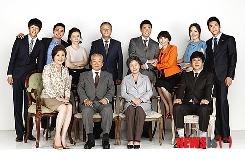 【서울=뉴시스】이예슬 기자 = 탤런트 유동근(56)이 극작가 김수현(69)씨의 JTBC 드라마 '무자식 상팔자'에 합류한다. 2000년 SBS 특집극 '은사시나무' 이후 12년 만에 김씨의 작품에 나온다.&nbsp; '은사시나무'에 이순재(77)의 아들로 출연한 유동근은 '무자식 상팔자'에서도 '호식'(이순재) 일가의 장남 '희재' 역을 맡았다.&nbsp;&nbsp; 희재는 은퇴한 고교교사다. 둥글둥글하고 부드러운 성격에 당뇨를 앓고 있다. 간호사 출신 아내 '지애'(김해숙)에게 조용히 죽어 지내지만 믿었던 딸 '소영'(엄지원)이 사고를 치자 인내에 한계가 온다.&nbsp; 주로 왕, 장군, 대기업 회장 등 남성적이고 선이 굵은 모습을 보여 온 그에게는 변신이다. 유동근은 '소심남'으로 변신하고자 안경을 새로 맞추는 등 열의를 보이고 있다.&nbsp; '무자식 상팔자'는 '호식'과 '금실'(서우림) 부부를 중심으로 장남 희재와 지애, 차남 '희명'(송승환)과 '유정'(임예진), 막내 '희규'(윤다훈)와 '새롬'(견미리), 사돈댁 '영자'(전양자)의 진용을 완성했다.&nbsp; 호식의 맏손녀 '소영' 엄지원(35)을 비롯해 손자들로는 치과의사 '성기' 하석진(30), 외국계 은행원 '대기' 정준(33), 대기의 아내 '효주' 김민경(31), 바리스타 지망생 '준기' 이도영(26)을 캐스팅하고 23일 촬영을 시작한다.&nbsp; 10월13일부터 방송된다.&nbsp; ashley85@newsis.com