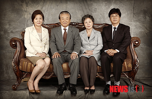 【서울=뉴시스】이예슬 기자 = 탤런트 유동근(56)이 극작가 김수현(69)씨의 JTBC 드라마 '무자식 상팔자'에 합류한다. 2000년 SBS 특집극 '은사시나무' 이후 12년 만에 김씨의 작품에 나온다.&nbsp; '은사시나무'에 이순재(77)의 아들로 출연한 유동근은 '무자식 상팔자'에서도 '호식'(이순재) 일가의 장남 '희재' 역을 맡았다.&nbsp;&nbsp; 희재는 은퇴한 고교교사다. 둥글둥글하고 부드러운 성격에 당뇨를 앓고 있다. 간호사 출신 아내 '지애'(김해숙)에게 조용히 죽어 지내지만 믿었던 딸 '소영'(엄지원)이 사고를 치자 인내에 한계가 온다.&nbsp; 주로 왕, 장군, 대기업 회장 등 남성적이고 선이 굵은 모습을 보여 온 그에게는 변신이다. 유동근은 '소심남'으로 변신하고자 안경을 새로 맞추는 등 열의를 보이고 있다.&nbsp; '무자식 상팔자'는 '호식'과 '금실'(서우림) 부부를 중심으로 장남 희재와 지애, 차남 '희명'(송승환)과 '유정'(임예진), 막내 '희규'(윤다훈)와 '새롬'(견미리), 사돈댁 '영자'(전양자)의 진용을 완성했다.&nbsp; 호식의 맏손녀 '소영' 엄지원(35)을 비롯해 손자들로는 치과의사 '성기' 하석진(30), 외국계 은행원 '대기' 정준(33), 대기의 아내 '효주' 김민경(31), 바리스타 지망생 '준기' 이도영(26)을 캐스팅하고 23일 촬영을 시작한다.&nbsp; 10월13일부터 방송된다.&nbsp; ashley85@newsis.com