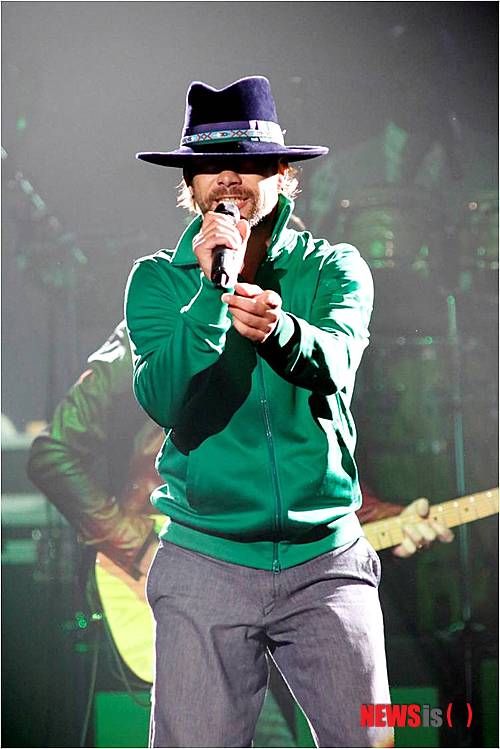 【서울=뉴시스】이재훈 기자 = 심장을 뜯어가는 듯한 묵직한 베이스부터 가슴을 쿵쾅거리게 만드는 드럼, 전율케 하는 기타, 귓가에서 총총거리는 퍼커션, 몸을 훑는 듯한 유려한 키보드, 마음을 풍성케 하는 색소폰, 트럼펫 등의 브라스까지….&nbsp; 세련된 그루브로 유명한 영국의 애시드 재즈밴드 '자미로콰이'가 22일 밤 서울 잠실 실내체육관에서 4년 만에 펼친 '아우디 라이브 2012 자미로콰이 내한공연'에는 컴퓨터의 힘을 빌린 "사기"가 아닌 라이브 밴드의 진짜 음악이 있었다.&nbsp; realpaper7@newsis.com 