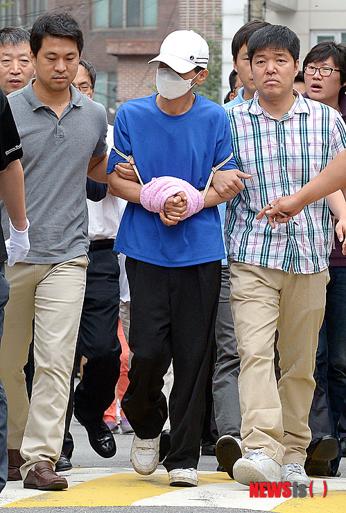 【서울=뉴시스】박동욱 기자 = 지난 20일 서울 광진구 중곡동에서 발생한 성폭행 살인사건에 대한 현장검증이 열린 24일 오전 사건 발생현장에서 피의자 서모씨가 관계자들과 함께 이동하고 있다.&nbsp; 서 씨는 지난 20일 오전 9시 30분쯤 유치원에 가는 자녀를 바래다주고 중곡동 자택으로 돌아온 이모(37)씨를 성폭행하려다, 피해자가 저항하자 흉기로 찔러 살해한 혐의를 받고 있다.&nbsp; fufus@newsis.com