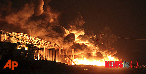  【푼토피호(베네수엘라) =AP/뉴시스】베네수엘라 북부 푼토피호 부근의 정유공장에서 25일 개스폭발로 대형화재가 일어나 26명이 죽고 86명이 부상을 당했다.