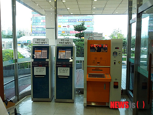 【구미=뉴시스】박홍식 기자 = 경북 구미시는 순천향대학 부속 구미병원에 '무인민원발급기'를 설치해 27일부터 24시간 운영에 들어간다고 26일 밝혔다. 병원 로비에 설치된 무인민원발급기. (사진=구미시 제공) photo@newsis.com