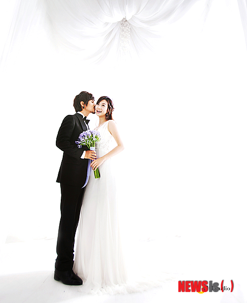 【서울=뉴시스】이재훈 기자 = 1990년대를 풍미한 그룹 '서태지와 아이들' 출신 이주노(45)가 박미리(22)씨와 뒤늦은 결혼식을 올린다.&nbsp; 28일 홍보사 명성컴텍에 따르면, 이주노와 박씨는 9월8일 낮 1시 서울 반포동 메리어트호텔 센트럴웨딩 밀레니엄홀에서 웨딩마치를 울린다.&nbsp; 이주노와 박씨는 이미 지난해 10월 혼인신고를 하고 같은해 12월 딸을 얻었다.&nbsp; 이들은 3년여 전 이주노가 걸그룹을 만드는 과정에서 처음 만나 약 2년 전부터 사랑을 키웠다.&nbsp; 명성컴텍은 "서태지와아이들 세 멤버는 사실상 1996년 해체 이후 방송과 공식석상에서 모두 모인 적이 없다"며 "결혼식에 서태지와 양현석의 참석 여부는 정해지지 않았으나 기대를 하고 있다"고 알렸다.&nbsp; 한편 이주노는 가수 서태지(40), YG엔터테인먼트 대표 양현석(43)과 결성한 '서태지와 아이들'로 주목받았다. 1992년 1집 '난 알아요'로 데뷔했다.&nbsp; 1996년 서태지와아이들 해체 이후 '정' '아시나요' 등의 히트곡을 낸 그룹 '영턱스클럽'을 발굴하는 등 음반제작자로 활동했다. '이주노의 빨간 구두' 등 넌버벌 퍼포먼스 기획자로 나서기도 했다. 개미집엔터테인먼트 원장을 맡고 있다.&nbsp; realpaper7@newsis.com 