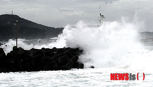 【서귀포=뉴시스】강재남 기자 = 27일 제주지역이 북상하는 제15호 태풍 '볼라벤(BOLAVEN)'의 영향을 받고 있는 가운데 이날 오전 서귀포시 법환포구에는 바람과 높은 파도가 일고 있다.&nbsp; hynikos@newsis.com