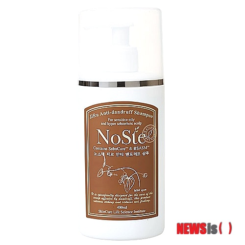 【서울=뉴시스】유희연 기자 = 천연화장품업체 스킨큐어는 28일 “여러 유해성분에 노출되는 두피건강을 위해서는 천연성분의 샴푸나 헤어제품을 두피 타입에 맞춰 사용하는 것이 좋다”고 조언했다.(사진=스킨큐어 제공)&nbsp; lovely_jh@newsis.com 