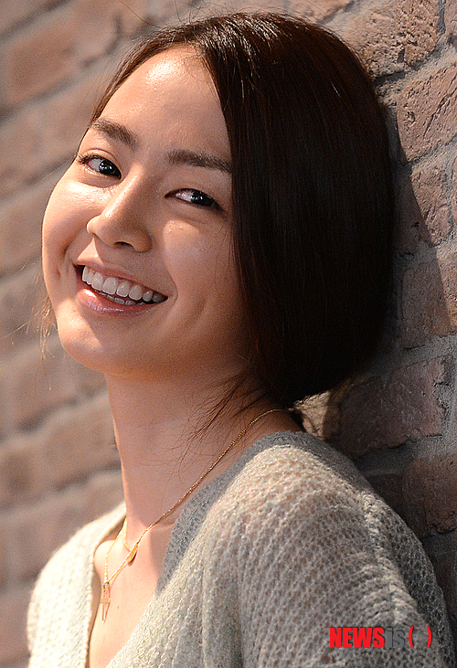 【서울=뉴시스】조종원 기자 = 영화 '577 프로젝트'의 신인 배우 이수인이 27일 오후 서울 강남구 신사동 마마논마마에서 뉴시스와 인터뷰에 앞서 포즈를 취하고 있다.&nbsp;&nbsp; choswat@newsis.com