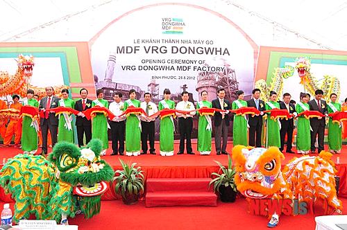 【서울=뉴시스】= 동화기업이 베트남에 아시아 최대의 생산 능력을 갖춘 중밀도 섬유판(MDF) 공장을 준공했다.&nbsp; 동화기업은 28일 승명호 동화홀딩스 회장을 임원진, 합작사인 VRG 회장, 베트남 정부 관계자 등 500여 명의 인사들이 참석한 가운데 베트남 현지에서 공장 준공식을 개최했다.&nbsp; 동화 베트남 공장은 베트남의 경제 수도로 불리는 호찌민에서 북쪽으로 약 100㎞ 떨어진 빈푹성 내 민흥 3공단 내에 지어졌다. 규모는 축구 경기장 7배에 달하며 약 38만㎡(11만6000평)의 부지 위에 연면적 29만㎡ 규모로 이뤄졌다. (사진 = 동화 제공)&nbsp; photo@newsis.com 