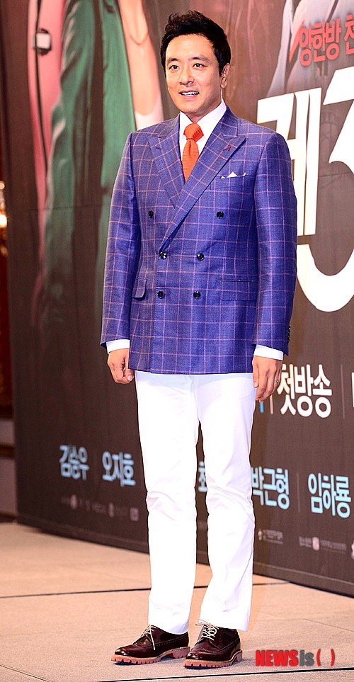 【서울=뉴시스】전신 기자 = 배우 김승우가 29일 오후 서울 강남구 논현동 임피리얼 팰리스 호텔에서 열린 tvN 드라마 '제 3병원' 제작발표회에서 포즈를 취하고 있다.&nbsp; photo1006@newsis.com