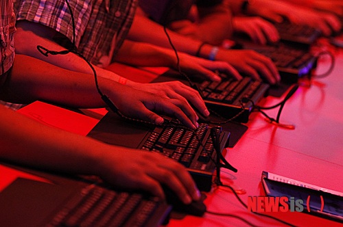 【서울=뉴시스】유상우 기자 = 7월 한 달간 게임시간 선택제를 택한 청소년 이용자 계정은 8434개다. 문화체육관광부가 한국게임산업협회, 게임업계와 함께 지난달 13개 주요 온라인게임제공업체를 조사한 결과다. 게임시간선택제는 청소년의 게임과몰입·중독예방을 위해 7월1일 시행됐다. 만 12세 미만 계정 1148개(13.6%), 만 12~14세 계정 2379개(28.2%), 만 15~18세 계정은 4907개(58.2%)였다. 문화부는 초등학생 등 저연령층 이용이 저조한 것은 부모가 제도적인 도움 없이도 자녀의 게임시간을 조절할 수 있기 때문으로 분석했다. 반면, 고교생은 부모가 게임을 둘러싼 자녀와의 다툼이나 대입 학습 부담 등을 고려해 제도적인 제한을 선호, 선택제 이용이 높은 것으로 봤다. 문화부는 "게임시간선택제는 강제적 게임이용 제한이 아닌 자율적으로 게임이용 시간을 제한하는 제도"라며 "지속적인 홍보 강화를 통해 제도의 활용성을 높여갈 필요가 있다"고 밝혔다. 우선 9월까지 청소년·학부모·교사 등을 대상으로 게임시간선택제를 이용하거나 이용하지 않는 원인을 분석해 이를 바탕으로 맞춤형 홍보를 할 계획이다. 또 교과부의 협조를 얻어 개학을 맞은 각급 학교에 선택제 이용 방법을 안내하는 활용 설명서를 배포할 예정이다. 게임시간선택제는 청소년의 게임과몰입·중독 예방을 위해 본인이나 부모 등 법정대리인의 요청이 있으면 온라인게임 이용시간을 제한할 수 있도록 한 제도다. swryu@newsis.com