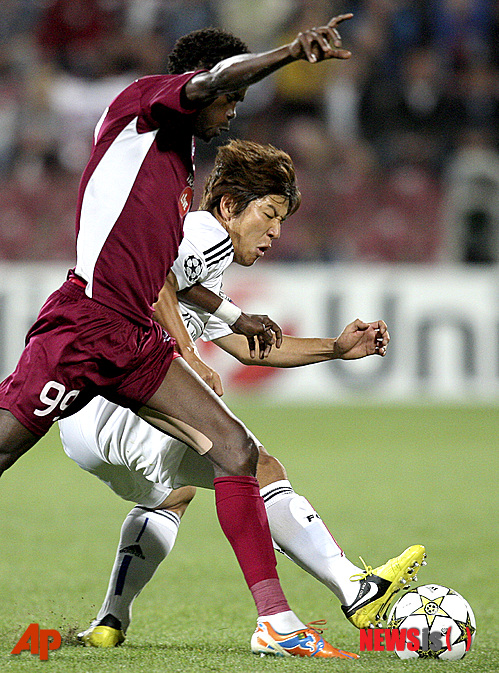 【클루지나포카(루마니아)=AP/뉴시스】박주호(26 ·오른쪽)가 30일 오전(한국시간) 루마니아 클루지나포카의 콘스탄틴 라둘레스쿠경기장에서 열린 CFR클루지(루마니아)와의 2012~2013시즌 챔피언스리그 예선 플레이오프 2차전에서 상대선수와 볼경합을 벌이고 있다.&nbsp; 
