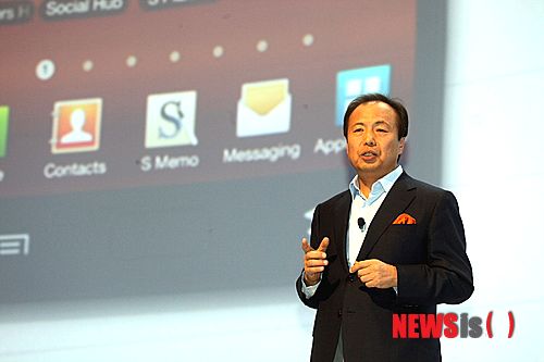 【베를린=뉴시스】= 29일(현지시간) 독일 베를린에서 있었던 '삼성 모바일 언팩' 행사에서 신종균 삼성전자 IM담당 사장이 갤럭시 노트Ⅱ에 대해 설명하고 있다. (사진 = 삼성전자 제공) photo@newsis.com