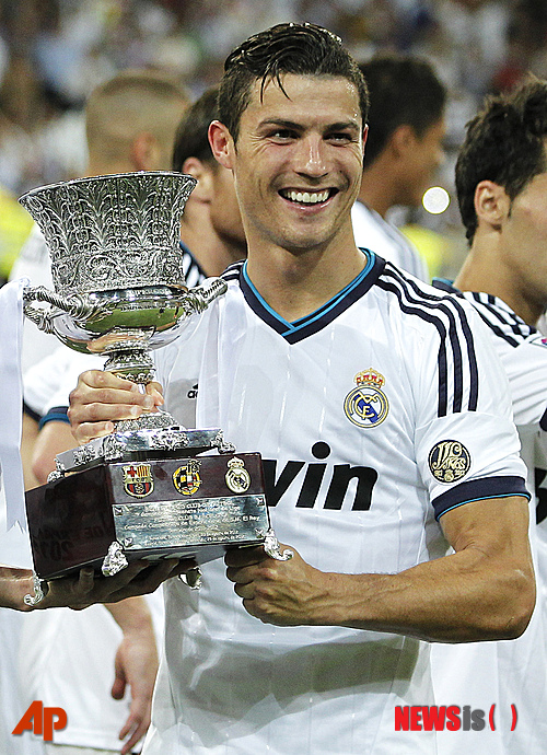 【마드리드=AP/뉴시스】크리스티아누 호날두(27·레알마드리드)가 30일(한국시간) 스페인 마드리드 산티아고 베르나베우에서 열린 '2012 수페르코파' 2차전 FC바르셀로나와의 홈경기에서 승리를 거둔 뒤 우승 트로피를 들어올리고 있다.