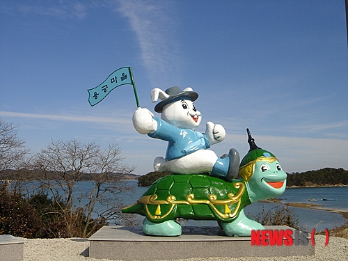 【사천=뉴시스】문병기 기자 = 지난 29일 거북의 등을 타고 있는 토끼의 형상이 경남 사천시 서포면 비토리가 별주부전의 고향임을 짐작케 해준다.&nbsp; photo@newsis.com 