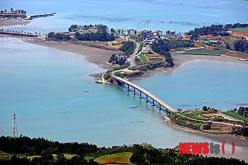 【사천=뉴시스】문병기 기자 = 별주부전의 고향인 경남 사천시 서포면 비토섬을 연결해 주는 비토대교, 주변으로 펼쳐져 있는 광활한 갯벌은 사천8경의 한 곳이다.(사진=사천시 제공)&nbsp; photo@newsis.com 