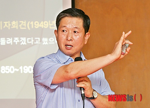 【괴산=뉴시스】강신욱 기자 = 30일 오후 충북 괴산군민회관에서 열린 특강에서 김상훈 관동대 학군단장이 이승만 초대 대통령이 일본정부에 대마도 반환을 여러 차례 요구했다는 사실을 당시 보도된 신문 등을 근거로 밝히고 있다. ksw64@newsis.com