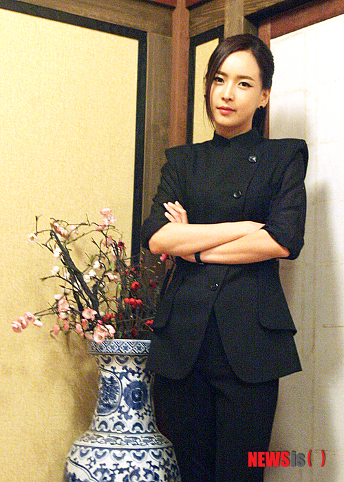 【서울=뉴시스】유상우 기자 = 탤런트 겸 가수 정은별(25)이 KBS 2TV 수목극 '각시탈'(극본 유현미, 연출 유성식·차영훈)의 OST '안되나요'를 발표했다.&nbsp; 일제강점기에 영웅을 사랑하는 한 여인의 가슴 아픈 한을 담은 노래로 여주인공 '목단'(진세연)의 테마곡이다. 정은별의 데뷔 싱글 '내가 어떻게 살아'를 개사했다.&nbsp; 정은별은 극중 독립군 엘리트요원 '진홍'을 연기하고 있다. 최근 두 번째 싱글 '굿 보이'를 냈지만 '각시탈' 출연으로 활동을 잠시 중단한 상태다. 가수 활동 때는 '은유'라는 이름을 쓴다.&nbsp; 주원·진세연·박기웅 주연의 '각시탈'은 9월6일 막을 내린다. 30일 전국시청률 22.8%(TNmS 집계)로 자체 최고시청률을 기록했다. 같은 시간대에 방송된 MBC TV '아랑 사또전' 14.0%, SBS TV '아름다운 그대에게'는 5.8%다.&nbsp;&nbsp; swryu@newsis.com 