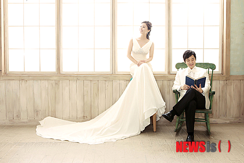 【서울=뉴시스】유상우 기자 = 영화배우 유선희(34)가 9월2일 낮 12시30분 서울 역삼동 스칼라티움에서 고재영(37·밝은눈안과 마케팅 담당)씨와 결혼한다.&nbsp; 이들은 아는 사람의 소개로 만나 1년7개월간 교제했다.&nbsp; 결혼식의 사회는 과거 같은 소속사에 있던 MC 유재석이 본다. 축가는 뮤지컬배우 오승준과 KBS 2TV '개그콘서트'의 이영희·김민경·이희경, 영화배우 박진주가 부른다. 개그맨 오정태와 신동수, 양헌은 개그축하쇼를 준비했다.&nbsp; 유선희는 1999년 전주연극제에서 '블루사이공'으로 최우수상을 받은 뒤 '맹진사댁경사' '홍도야 울지마라' '굿닥터' 등에 출연했다. 2006년 '전설의 고향'을 통해 영화에 데뷔했다. 영화 '쏜다' '만남의 광장' '뷰티풀선데이' '흑심모녀' '과속스캔들' 등에서 맛깔나는 연기를 선보였다.&nbsp; MBC TV '베스트극장' 시트콤 '논스톱', KBS 2TV '달려라 울엄마' '신데렐라언니' '수상한삼형제' 등 드라마에서도 활약했다.&nbsp; swryu@newsis.com 