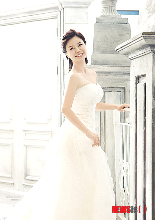 【서울=뉴시스】유상우 기자 = 영화배우 유선희(34)가 9월2일 낮 12시30분 서울 역삼동 스칼라티움에서 고재영(37·밝은눈안과 마케팅 담당)씨와 결혼한다.&nbsp; 이들은 아는 사람의 소개로 만나 1년7개월간 교제했다.&nbsp; 결혼식의 사회는 과거 같은 소속사에 있던 MC 유재석이 본다. 축가는 뮤지컬배우 오승준과 KBS 2TV '개그콘서트'의 이영희·김민경·이희경, 영화배우 박진주가 부른다. 개그맨 오정태와 신동수, 양헌은 개그축하쇼를 준비했다.&nbsp; 유선희는 1999년 전주연극제에서 '블루사이공'으로 최우수상을 받은 뒤 '맹진사댁경사' '홍도야 울지마라' '굿닥터' 등에 출연했다. 2006년 '전설의 고향'을 통해 영화에 데뷔했다. 영화 '쏜다' '만남의 광장' '뷰티풀선데이' '흑심모녀' '과속스캔들' 등에서 맛깔나는 연기를 선보였다.&nbsp; MBC TV '베스트극장' 시트콤 '논스톱', KBS 2TV '달려라 울엄마' '신데렐라언니' '수상한삼형제' 등 드라마에서도 활약했다.&nbsp; swryu@newsis.com 