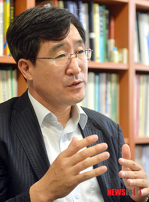 【서울=뉴시스】최동준 기자 = 김주덕 숙명여대 향장미용학과 교수가 31일 오후 서울 용산구 숙명여대에서 뉴시스와 인터뷰를 갖고 있다.&nbsp; photocdj@newsis.com